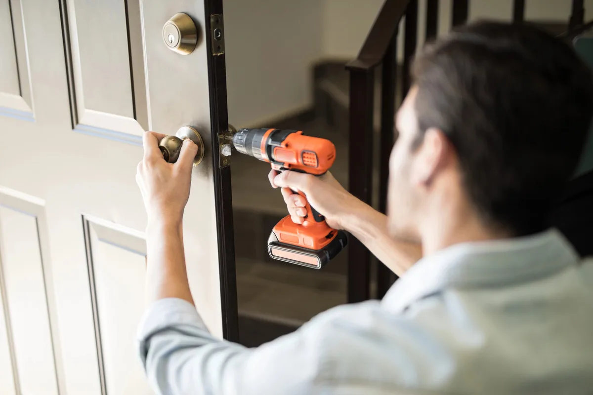Serrurier professionnel en intervention — Serrurier Alfortville, Alfortville